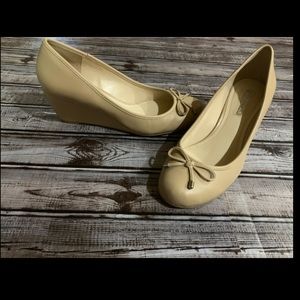 BCBGeneration nude wedges size 8M